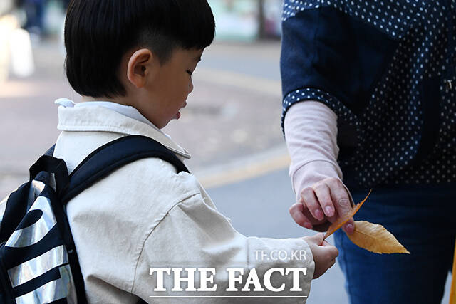 손으로 직접 느끼는 가을의 끝.