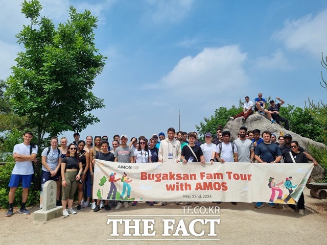 AMOS 경영대학원생들이 북악산 정상에서 포즈를 취하고 있다. /서울관광재단