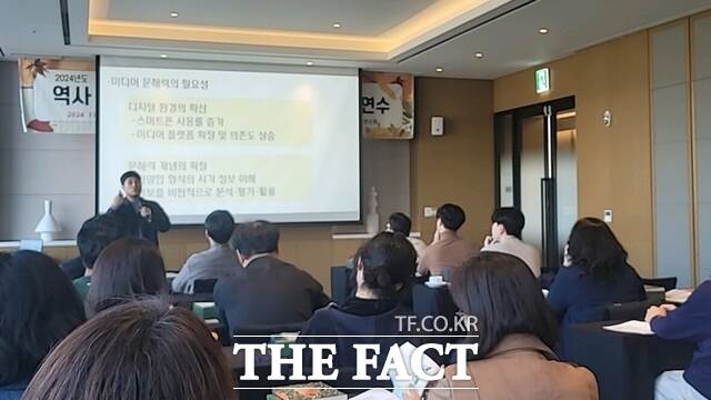 8일 충남 도내 중등 사회 교과군과 업무담당 교사들이 역사·민주시민교육 역량강화 연수를 받고 있다. /충남교육청