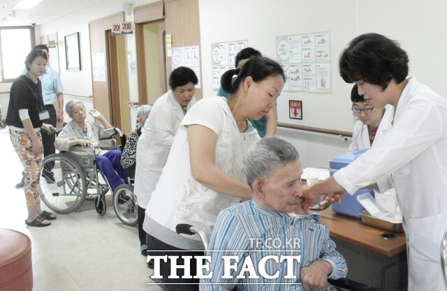 정읍시는 ‘노인 의료·돌봄 통합지원 기술지원형 시범사업’을 실시하고 있으며 초고령 사회의 돌봄 수요 증가에 발맞춰 다양한 의료와 돌봄 서비스를 통합적으로 제공하는 시스템을 마련했다. / 정읍시