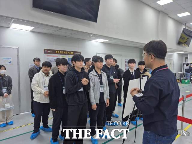 대구대가 지난 6, 7일 진행한 고교생 반도체 기업 탐방캠프 프로그램의 일환으로 탐방단이 삼성반도체 협력PM사 현장을 견학하고 있다./ 대구대