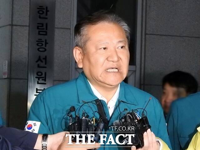 이상민 행정안전부 장관이 8일 오후 제주시 한림읍 선원복지회관에 마련된 135금성호 침몰 사고 실종자 가족 대기실을 찾은 뒤 발언하고 있다. /뉴시스