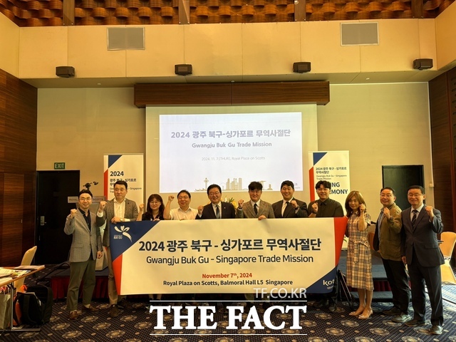 광주 북구 해외무역시장개척단이 인도네시아와 싱가포르에서 1085만 달러 수출 계약과 더불어 세계한인무역협회 싱가포르지회와 상호 경제발전 교류와 협력을 위한 MOU를 체결하는 성과를 거뒀다. 사진은 해외무역시장개척단이 싱가포르 수출상담회를 가지고 찍은 기념사진./ 광주 북구