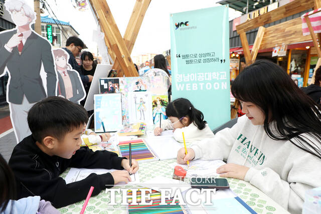 영남이공대학교가 9일 대구 남구 대표 축제 중 하나인 안지랑곱창골목 코스튬 페스티벌에 참가, 관광객들에게 재능기부를 하고 있다./영남이공대학교