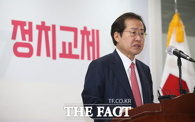 홍준표 대구시장이 10일 자신의 페이스북에 위기를 헤쳐나갈 생각보다 내부총질에만 집착하는 당 일부 지도부 모습을 보면서 난파선 쥐떼들이 생각난다고 글을 올렸다. /더팩트 DB