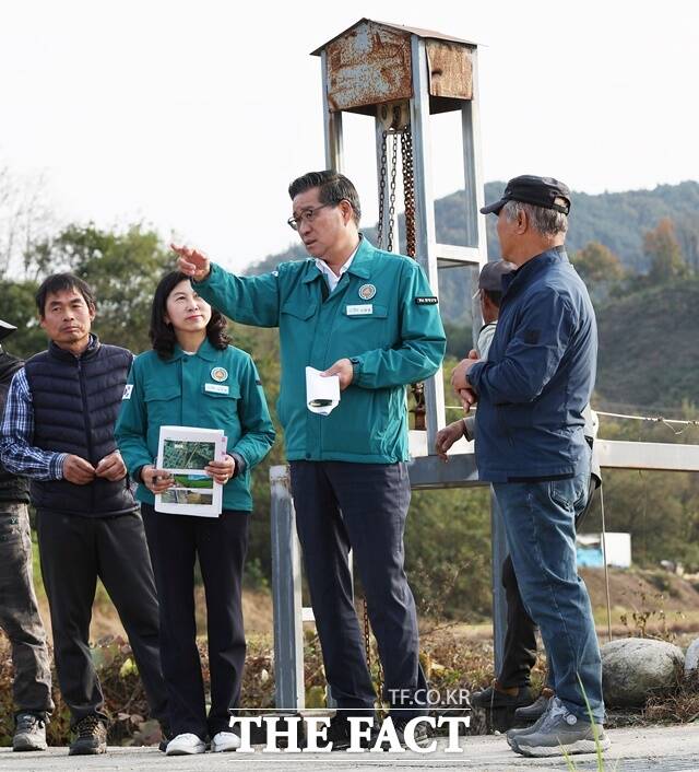 진병영 함양군수가 수동면을 찾아 주민의 목소리에 귀 기울이며 현장 소통을 이어가고 있다./함양군