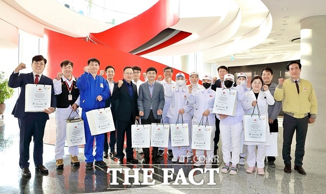 ㈜하림은 2025학년도 대학수학능력시험을 앞둔 임직원 자녀 49명에게 응원의 편지와 함께 무릎담요, 핫팩 등 입시선물을 전달했다고 11일 밝혔다/하림