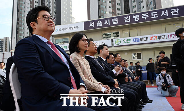 김병주 MBK파트너스 회장과 아내 박경아 씨가 지난 4일 오후 서울 서대문구 북가좌동 공공도서관 부지에서 열린 서울시립 김병주도서관 착공식에 참석해 오세훈 서울시장의 축사를 듣고 있다. /임영무 기자