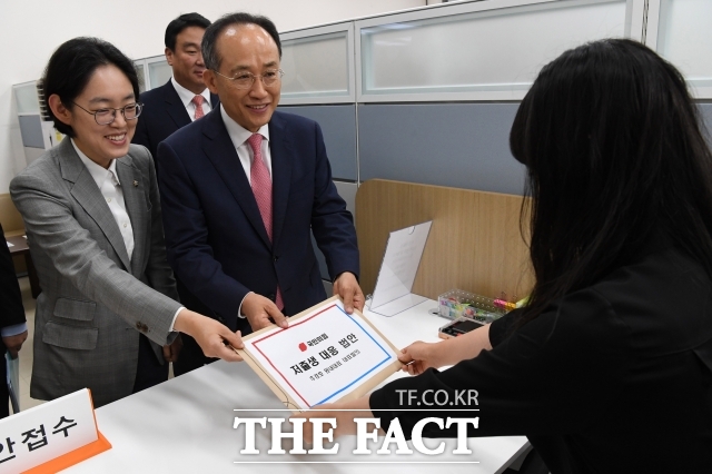 추경호 국민의힘 원내대표가 지난 7월 11일 오전 서울 여의도 국회 의안과에서 국민의힘이 저출생 대응 법안으로 당론 발의한 정부조직법 저출산·고령사회기본법 개정안을 제출하고 있다. / 남윤호 기자