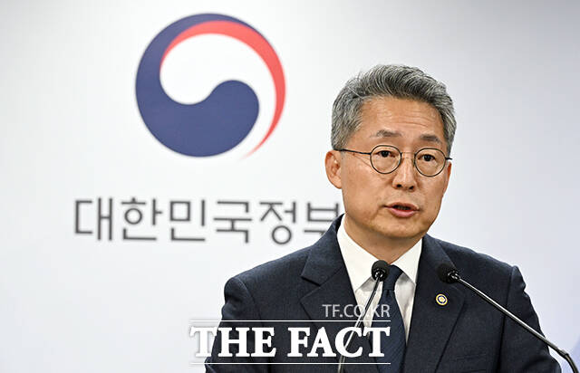 김민석 고용노동부 차관이 11일 오후 서울 종로구 정부서울청사 브리핑룸에서 고용노동정책 성과 및 향후 추진계획과 관련해 브리핑 하고 있다. /임영무 기자