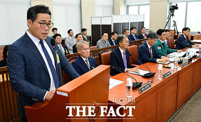 조지호 경찰청장은 인천세관 마약 수사 외압 의혹을 폭로한 백해룡 서울 영등포경찰서 전 형사과장(경정)이 징계 처분을 취소해달라며 제기한 행정소송에 대해 징계한 적이 없다고 11일 밝혔다. 사진은 지난 8월20일 백해룡 경정이 국회 행정안전위원회에서 열린 마약수사 외압 의혹 관련 청문회에 출석해 발언하고 있는 모습./남윤호 기자