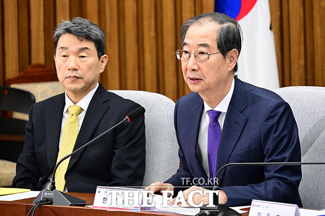 한덕수 국무총리와 이주호 사회부총리 겸 교육부 장관이 회의에 참석해 발언하고 있다.