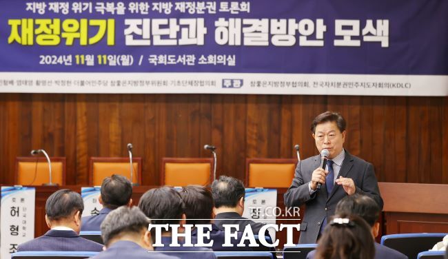 박승원 시장이 11일 국회도서관에서 열린 ‘지방재정 위기 극복을 위한 재정분권 토론회’에서 발언하고 있다./광명시
