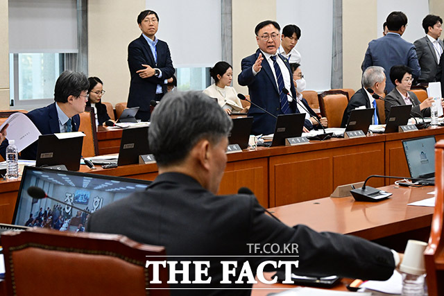 11일 오후 서울 여의도 국회에서 열린 행정안전위원회 전체회의에서 조지호 경찰청장과 관련해 회의가 정회된 후 이광희 더불어민주당 의원(가운데)이 조 청장을 향해 항의하고 있다. /국회=남윤호 기자