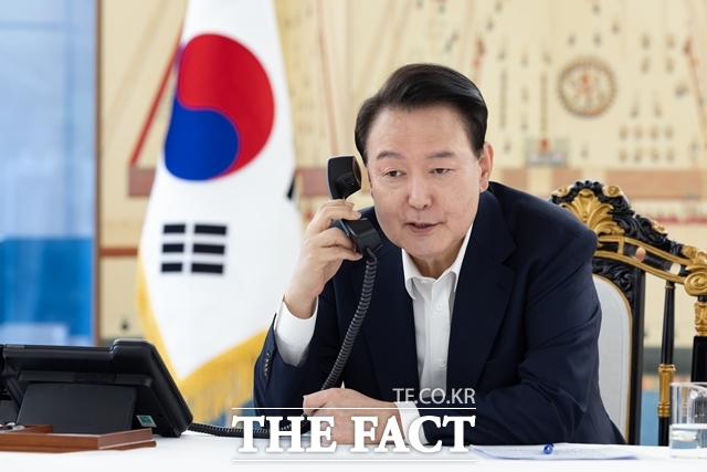 윤석열 대통령이 7일 오전 용산 대통령실에서 도널드 트럼프 미국 대통령 당선인과 통화하고 있다. /대통령실