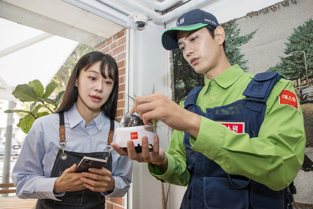 에스원은 CCTV에 이상이 발생하면 즉시 고객에게 통보해주는 영상기기 이상 모니터링 서비스를 제공하고 있다. /에스원