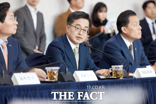 11일 오후 경기도청 단원홀(25층)에서 열린 2024년 도지사․시장군수 정책간담회에서 김동연 경기도지사가 인사말을 하고 있다./경기도