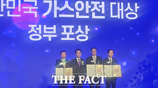 11일 콘래드호텔에서 열린 제31회 대한민국 가스안전대상 시상식에서 수상자들이 기념촬영을 하고 있다./박은평 기자