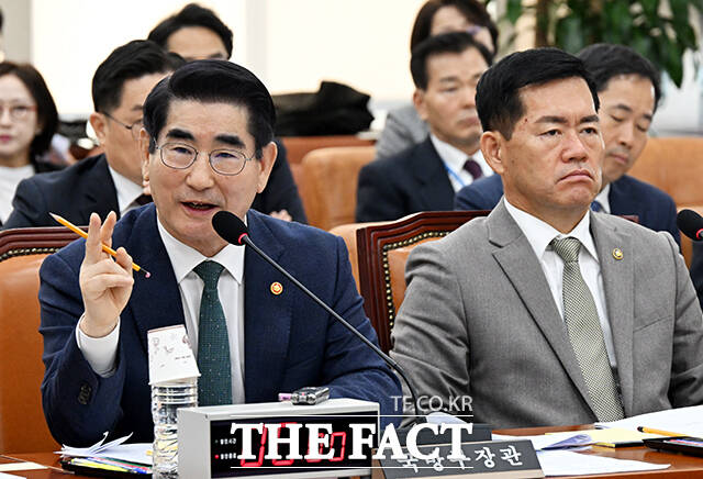 답변하는 김용현 국방부 장관(왼쪽).