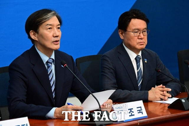 조국 혁신당 대표는 11일 최고위원회의 모두발언에서 윤석열 대통령 탄핵을 위해 우선 노력하되 개헌, 퇴진, 하야 등 모든 가능성에 문을 열어둘 것이라고 말했다. / 남윤호 기자