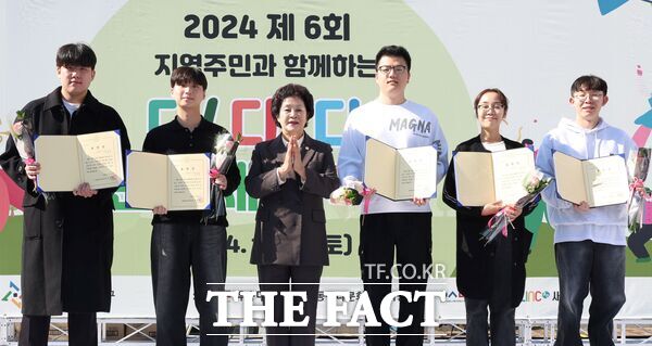 오관영 대전 동구의장이 ‘다!다!다! 문화체험 축제’에 참석해 다문화 가족 사회 통합을 위해 헌신한 5명에 대한 표창장을 수여하고 있다. 사진 왼쪽부터 강태우, 김위정, 오관영 의장, 박준호, 정지민, 최예준. / 동구의회