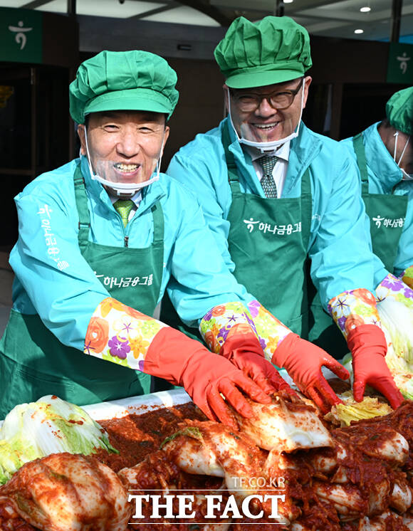 함영주 하나금융그룹 회장(왼쪽)과 이은형 부회장이 11일 서울 중구 하나금융그룹 명동 사옥에서 열린 2024 모두하나데이 사랑의 김장나눔 행사에 참석해 김장을 하고 있다.