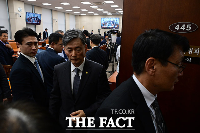 전체회의가 정회되자 조지호 경찰청장이 회의장을 나서고 있다.