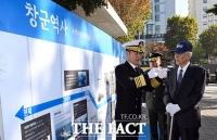  창군원로와 대화 나누는 양용모 해군참모총장 [포토]
