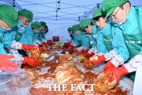  김장나눔 펼치는 하나금융그룹 임직원들 [포토]