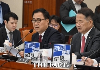  '상임위 독재 중단하라'…최민희 과방위원장에게 항의하는 국민의힘 [TF사진관]