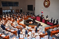  예결위 '유엔 참전용사 추모'하며 부산 향해 묵념 [TF사진관]