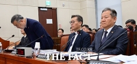  인사하는 송기춘 10·29이태원참사 특조위원장 [포토]