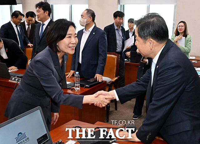 이철규 산자위원장과 인사하는 오영주 중소벤처기업부 장관(왼쪽).