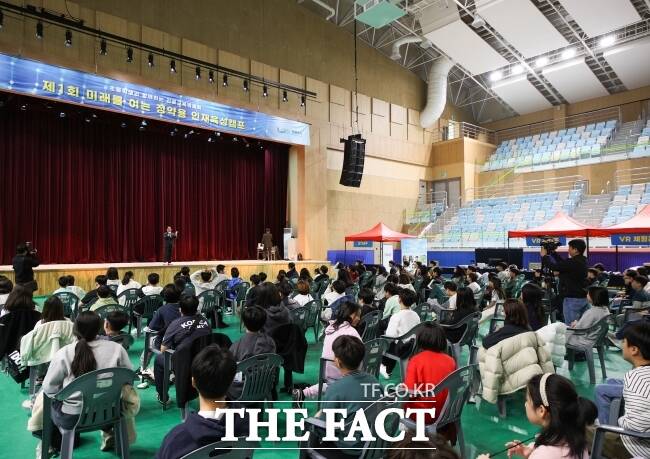 남양주시가 12일 남양주체육문화센터 실내체육관에서 지역 내 초등학생 200여 명을 대상으로 ‘제1회 미래를 여는 정약용 인재육성캠프’를 개최한 가운데 주광덕 남양주시장이 참가자들을 격려하고 있다./남양주시