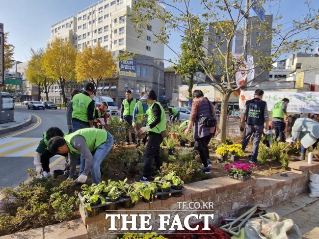 수원시민햇빛발전 사회적협동조합 후원금으로 수원 교동사거리에 녹색그늘 쉼터 조성/수원시