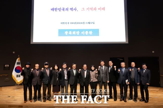 경기도 김동연 도지사가 순국 선열의 날(11월 17일)을 앞둔 12일 경기도청 다산홀에서 이종찬 광복회장을 초청해 ‘대한민국의 역사, 그 기억과 미래’ 주제로 독립 운동 역사 특강을 열었다./경기도