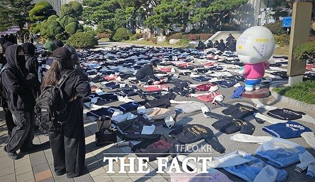 12일 오전 서울 성북구 동덕여대에서 재학생들이 남녀공학 전환 논의를 규탄하며 점퍼를 벗어 진열하고 있다. /이덕인 기자