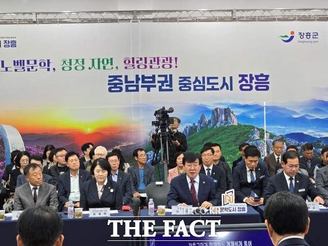 김성 장흥군수가 12일 ‘장흥군 정책비전투어’에 참석해 장흥군 미래비전을 발표하고 있다./장흥=오중일 기자