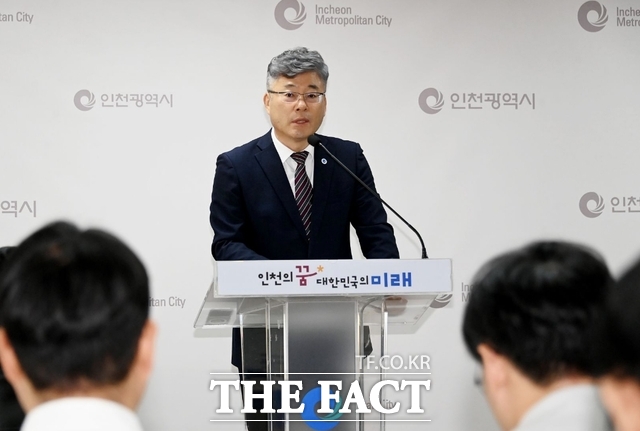 유용수 인천시 행정국장이 12일 시청 브리핑룸에서 행정국 소관 현안과 관련해 기자브리핑을 하고 있다./인천시