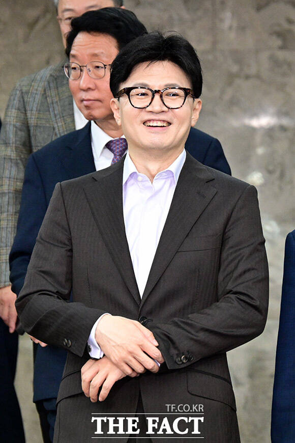 한동훈 국민의힘 대표가 12일 오전 서울 여의도 국회에서 열린 이재명 민주당의 사법방해저지 긴급대책회의에 참석하며 함박웃음을 짓고 있다. /국회=남윤호 기자