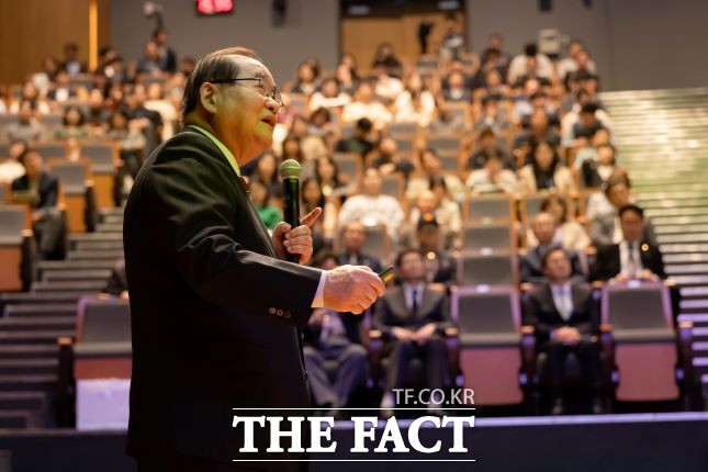 12일 경기도청 다산홀에서 이종찬 광복회장이 ‘대한민국의 역사, 그 기억과 미래’ 주제로 독립 운동 역사 특강을 진행하고 있다./경기도