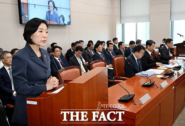 내년 예산안 의결 뒤 인사말 하는 오영주 중소벤처기업부 장관.