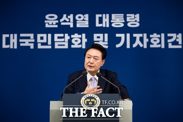 윤석열 대통령이 APEC(아시아태평양경제협력체) 및 G20 정상회의 참석 차 중남미 출장길에 오른다. 윤 대통령이 7일 용산 대통령실에서 대국민 담화 및 기자회견을 열고 발언하고 있다. /대통령실