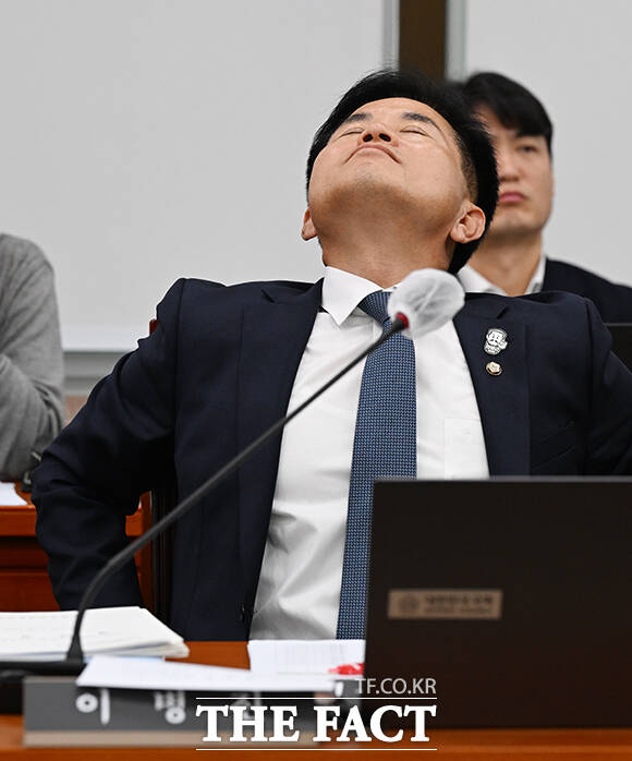 이병진 더불어민주당의원이 12일 오후 서울 여의도 국회에서 열린 농림축산식품해양수산위원회 전체회의에 참석해 눈을 감고 있다. /국회=박헌우 기자