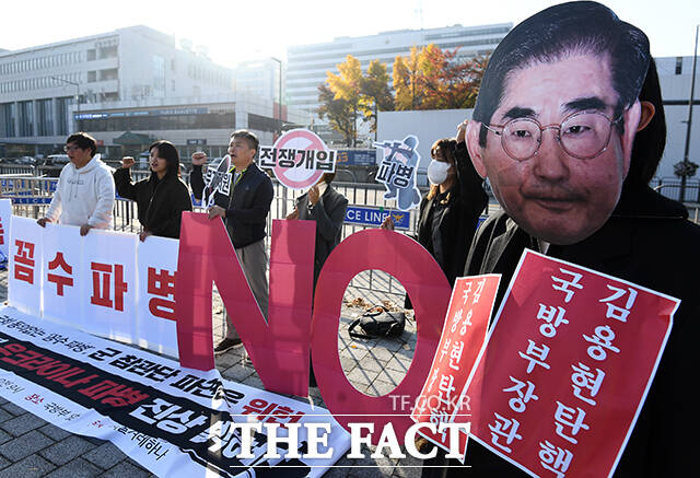 서울겨레하나 회원들이 12일 오전 서울 용산구 국방부 앞에서 윤석열 정부의 우크라이나 파병 진상을 요구하고 군 참관단 파견을 규탄하는 긴급 기자회견을 갖고 있다. /서예원 기자