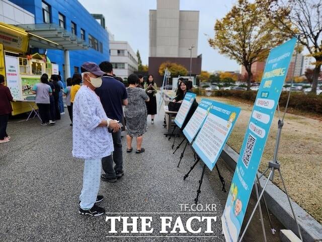 전북대학교병원은 연명의료결정제도에 대한 전북 도민들의 인식을 높이기 위한 커피차 캠페인을 진행했다. /전북대병원