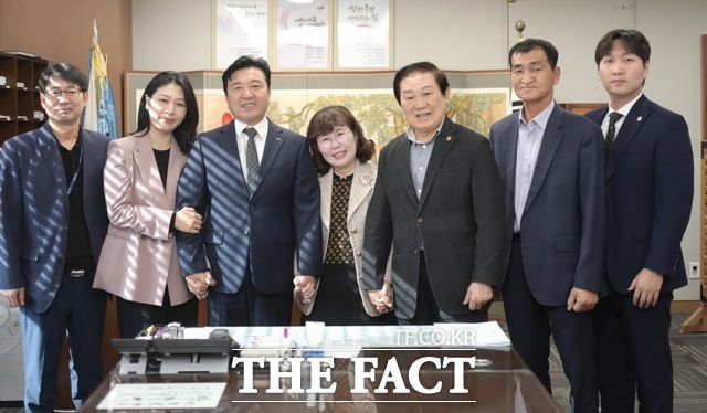 한국슬로시티본부 현장실사단이 12일 예산군 군수실에서 최재구 군수(왼쪽 세번째)와 함께 기념촬영을 하고 있다. / 예산군