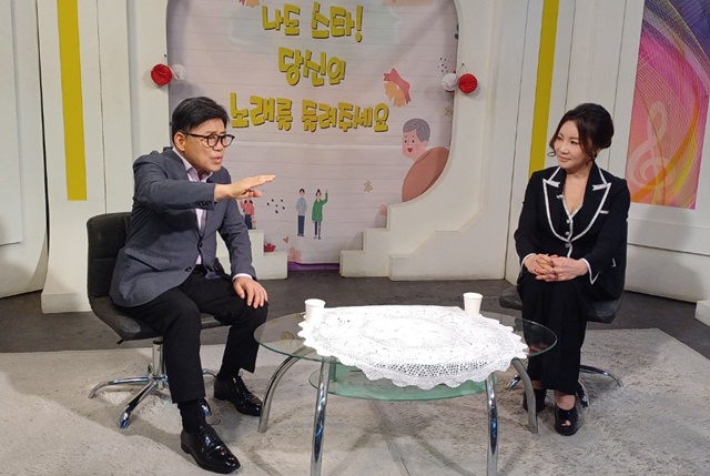 엄영수는 WBC 복지TV 나도 스타, 당신의 노래를 들려주세요(이하 나도스타)를 가수 정현아와 1년째 진행 중이다. 유선전화로 연결된 도전가수들과 토크를 하고, 노래방기기를 접목해 대결하는 포맷이다. /복지TV