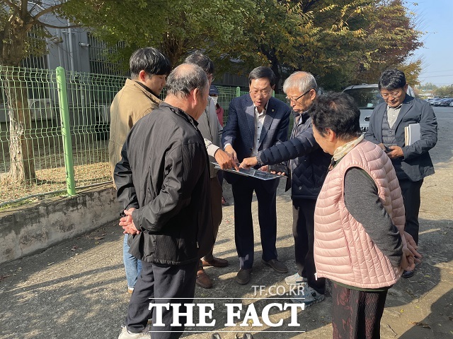 최종오 익산시의원(가운데)이 12일 모현동 주민들 및 익산시 관계부서와 함께 모현동 명일아파트 옆 도로개설 사업 민원을 청취하며 의견을 나누고 있다/익산시