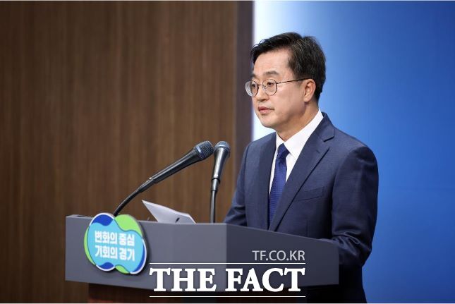 김동연 도지사가 13일 경기도청 B1 브리핑실에서 긴급 기자회견을 진행하고 있다./경기도